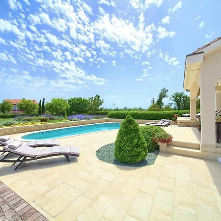 فيلة Gardena